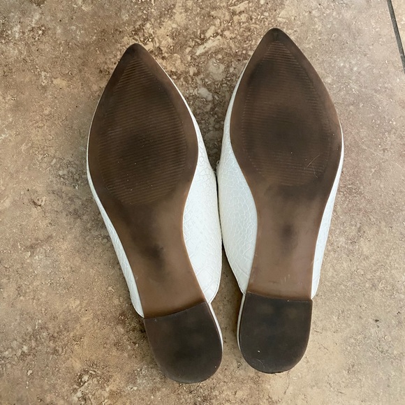 Steve Madden White Mule with Gold Chain Accent. Size 9.5 - Picture 4 of 5